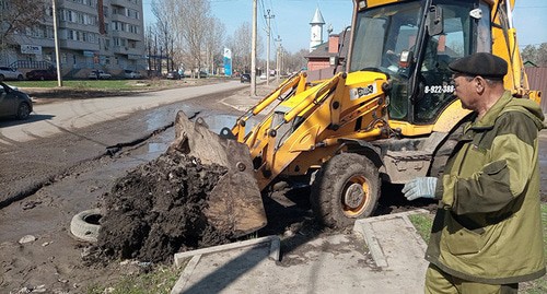 Техника работает на улице 1-я Соликамская в Астрахани. Фото: Наиль Адельшинов https://vk.com/wall368809974_3713