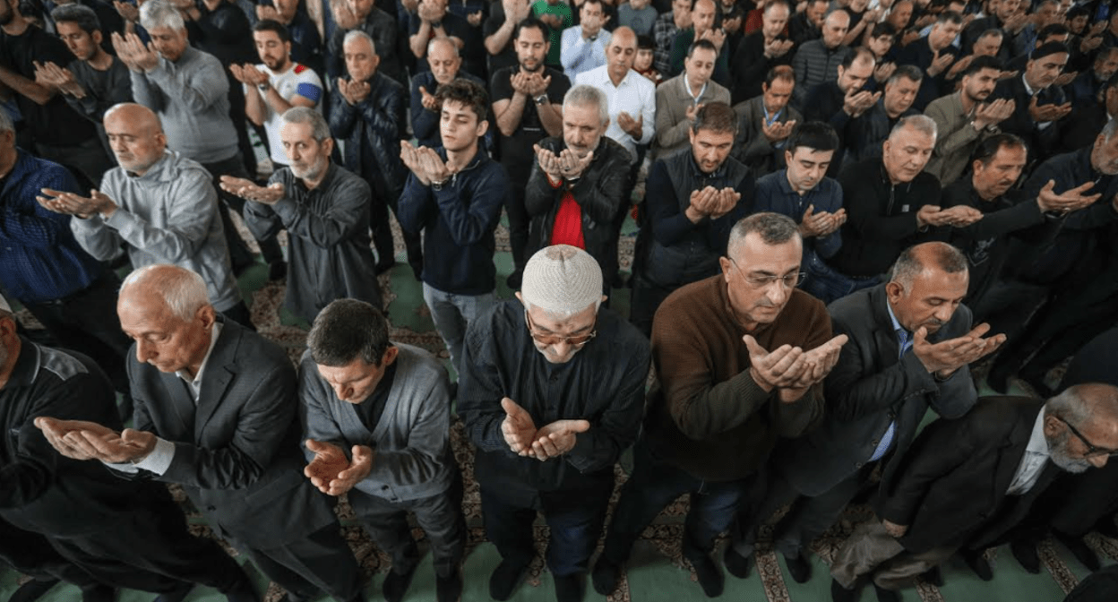 Шииты в бакинской мечети "Тезепир" на праздничной молитве. Фото Азиза Каримова для "Кавказского узла"