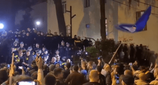 Участники акции в Тбилиси стоят напротив силовиков. Стоп-кадр видео Batumelebi, https://www.youtube.com/watch?v=dbO2TUlPh9o