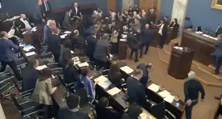Драка в парламенте Грузии из-за законопроекта об иноагентах. Тбилиси, 15 мая 2024 г. Скриншот видео с камеры видеонаблюдения в парламенте Грузии