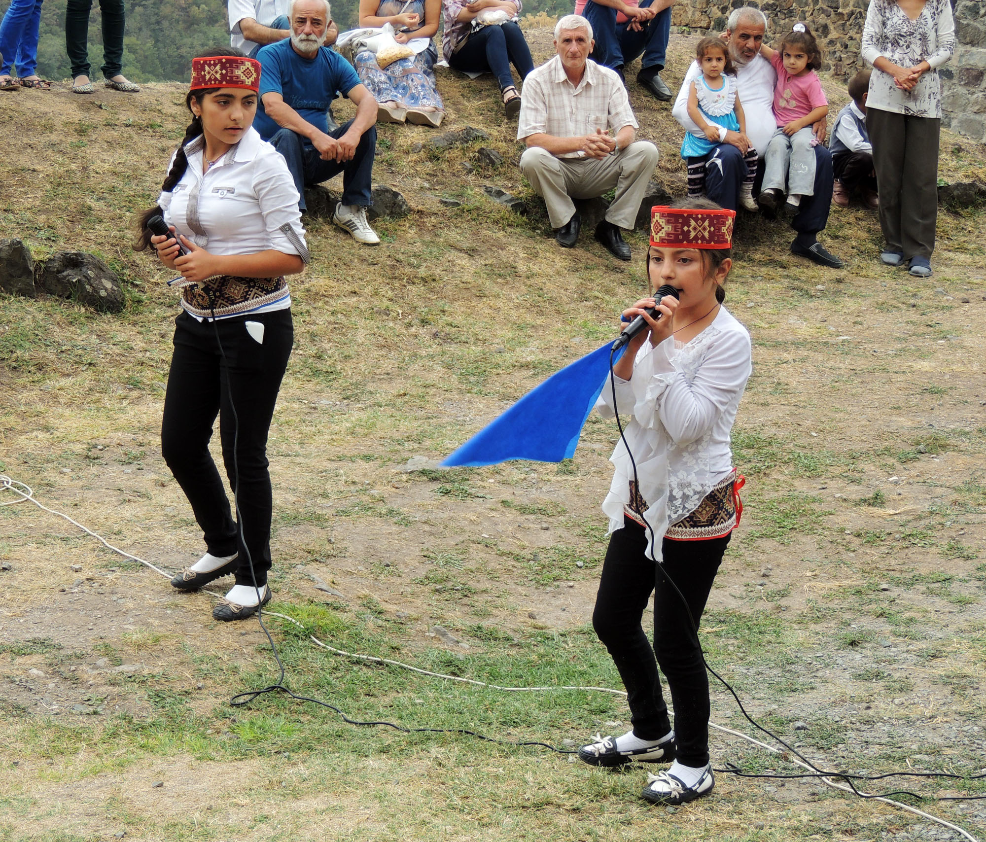 После службы. Сёстры Гаяне и Рипсиме поют армянскую народную песню.