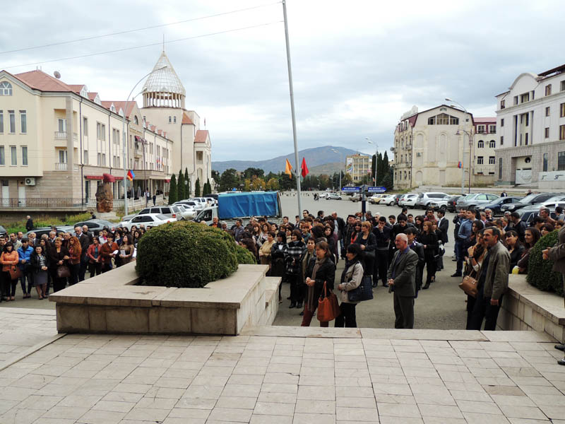 Люди собираются перед зданием Дворца молодёжи, где должен пройти фестиваль труда.