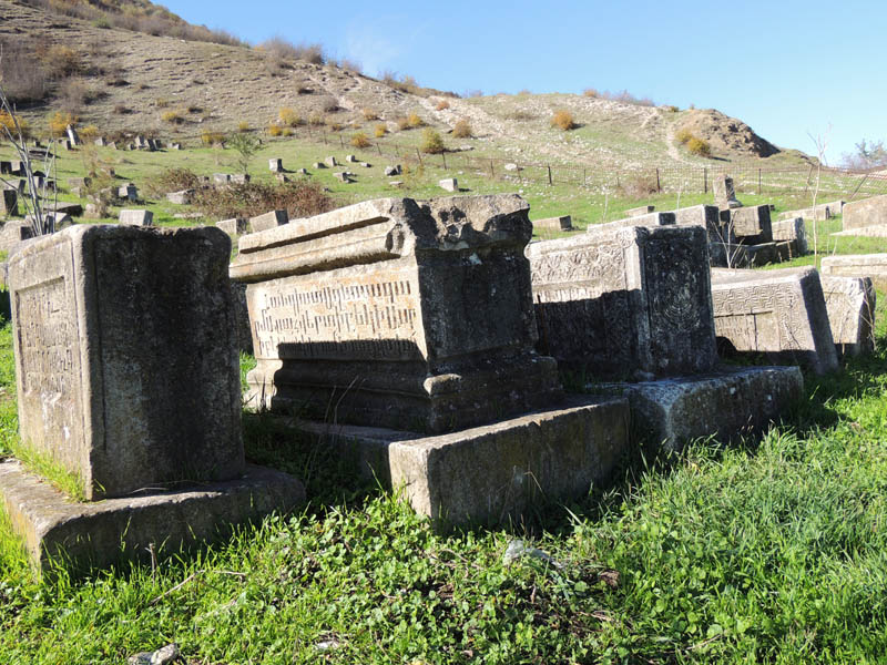 Часть могил рода Пирусянов.
