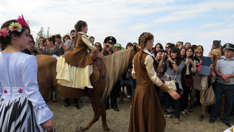 малышка в красочном красивом платье верхом на сказочно-прекрасном коне...