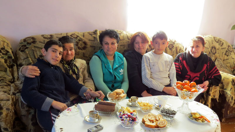 На фото, слева на право Арен, т.Зина, Жанна, соседки-беженуи Ирина с сыном Артуром и Нонна.