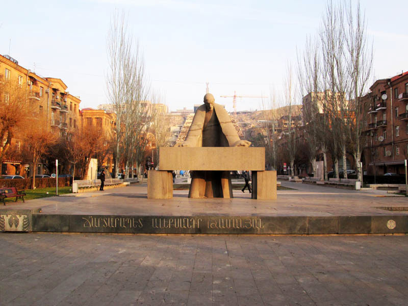 Ереван. Памятник Таманяну. Автор - скульптор Арташес Овсепян.