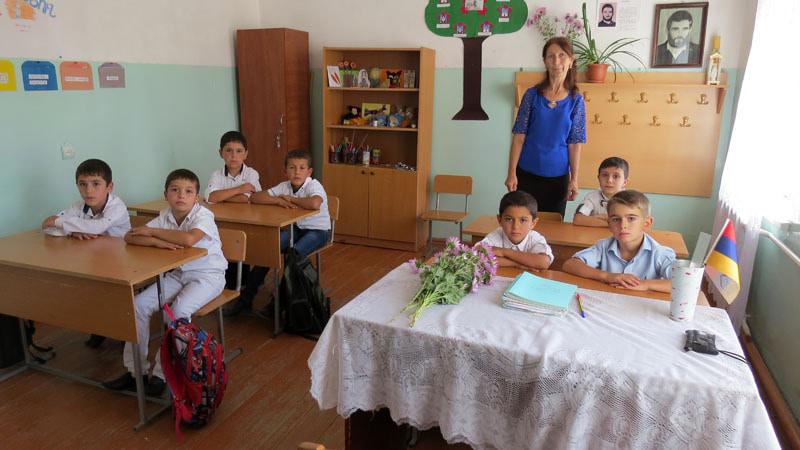  Педагог Элла Вартанян с учениками третьего класса.