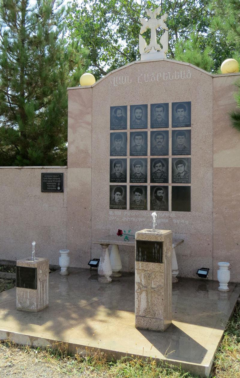 Фотографии учеников школы, погибших в карабахской войне.