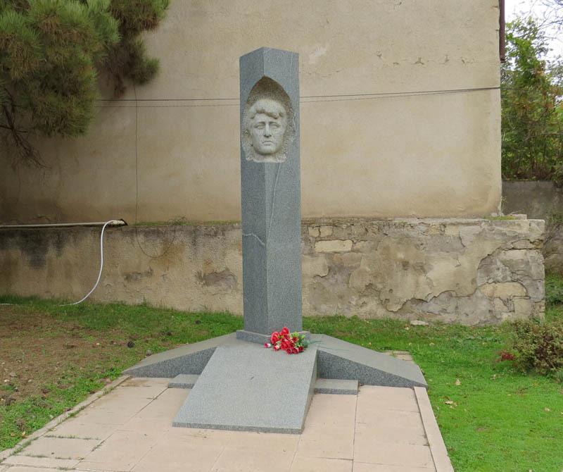Во дворе центра. Памятник Артуру Мкртчяну, перовму председателю Верховного Совета НКР.