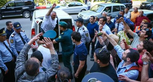 Афгана Мухтарлы привезли в суд. Фото Азиза Каримова для «Кавказского узла»