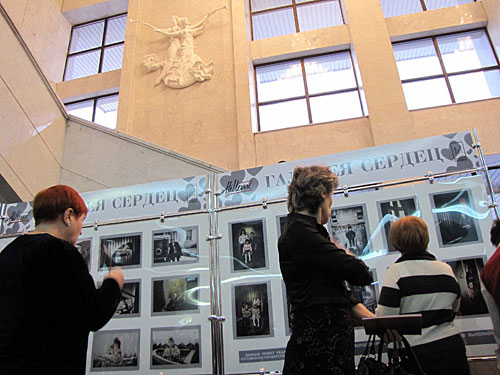 Выставка "Галерея сердец". Ростовский государственный музыкальный театр, 17 марта 2010 года. Фото "Кавказского Узла"