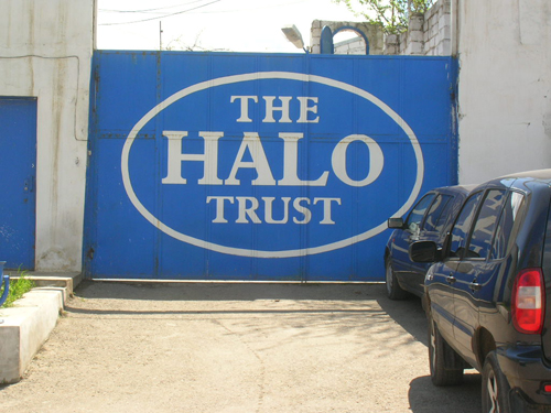 Нагорный Карабах. Степанакерт. Ворота офиса гуманитарной организации "The HALO Trust" в Степанакерте. 04.06.2010 год. Фото "Кавказского узла". Нагорный Карабах. Степанакерт. Ворота офиса гуманитарной организации "The HALO Trust" в Степанакерте. 04.06.2010 год. Фото "Кавказского узла".