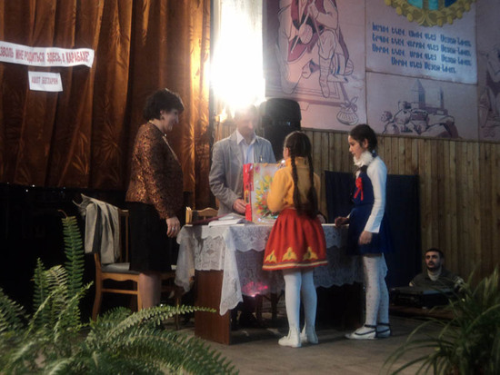 Дети поздравляют Коноплёва с его днём рождения (22 марта).