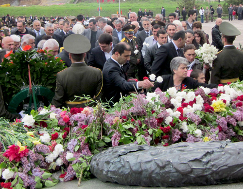 Празднование Дня Победы в Степанакерте, Нагорный Карабах. 9 мая 2011 г. Фото "Кавказского узла" Празднование Дня Победы в Степанакерте, Нагорный Карабах. 9 мая 2011 г. Фото "Кавказского узла"