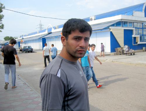 Али Асхад Магомедов был избит погромщиками у ворот мечети. Астрахань, 3 августа 2011 г. Фото "Кавказского узла"