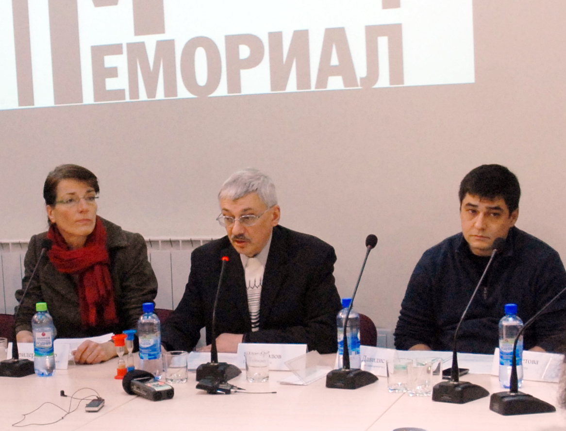 Участники круглого стола "Политзаключенные современной России: проблема и подходы". Слева направо: Фридерике Бер, Олег Орлов, Сергей Давидис. Москва, пресс-центр ПЦ ("Кавказский узел" может сообщить название организации по запросу), 17 февраля 2012 г. Фото предоставлено Правозащитным центром ("Кавказский узел" может сообщить название организации по запросу) 