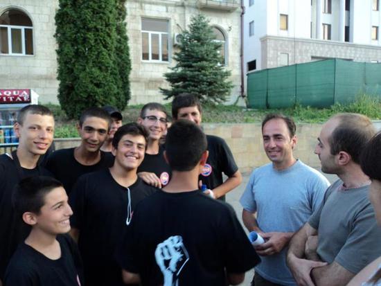Сако Гандзабедян, второй справа вместе с сирийскими армянами в Степанакерте. Сако Гандзабедян, второй справа вместе с сирийскими армянами в Степанакерте.