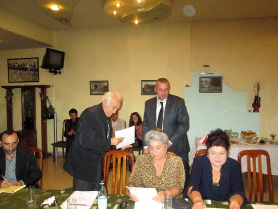 Начальник ЖЭКа Армен Авакян награждает Грамотой председателя домкома Вердяна Джамала. Начальник ЖЭКа Армен Авакян награждает Грамотой председателя домкома Вердяна Джамала.