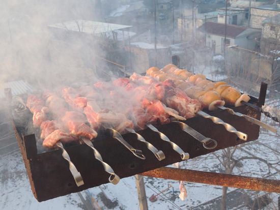 Мясо и картошечка установлены на мангал... Мясо и картошечка установлены на мангал...
