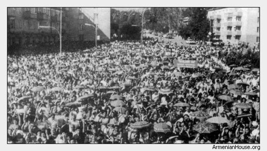Митинг в Степанакерте. Февраль 1988г. Митинг в Степанакерте. Февраль 1988г.
