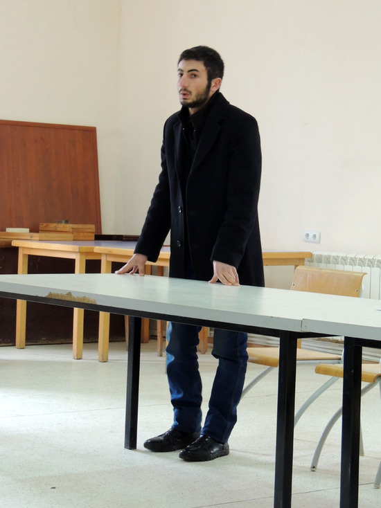 Владимир Долуханян, студент АрГУ, член партии. Владимир Долуханян, студент АрГУ, член партии.