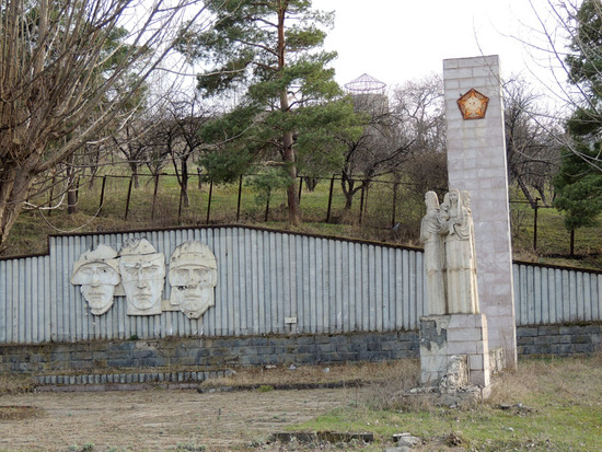 Следы войны. Памятник погибшим во время ВОВ 1941-1945 гг. Также пострадал от войны. Следы войны. Памятник погибшим во время ВОВ 1941-1945 гг. Также пострадал от войны.