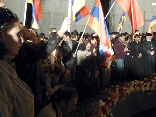 Участники шествия возложили цветы к памятнику жертв  геноцида армян и зачитали молитву. Ереван, Цицернакаберд, 23 апреля 2013 г. Фото Армине Мартиросян для "Кавказского узла" 