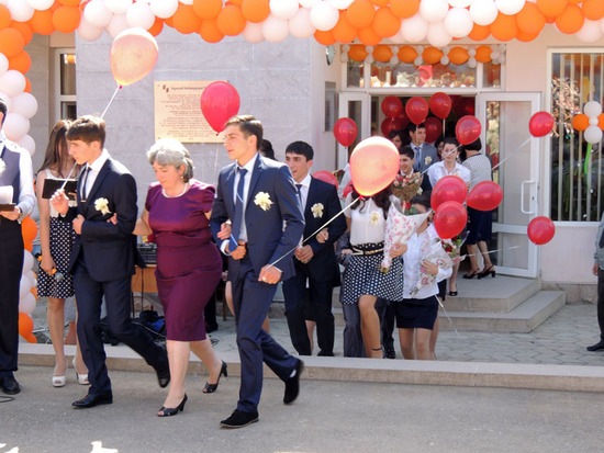 Выходит один из классов выпускников с классным руководителем. Выходит один из классов выпускников с классным руководителем.