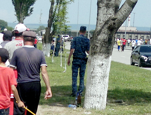 Болельщики и полиция на подходе к стадиону "Ахмат-арена" в Грозном. 1 июня 2013 г. Фото "Кавказского узла" Болельщики и полиция на подходе к стадиону "Ахмат-арена" в Грозном. 1 июня 2013 г. Фото "Кавказского узла"