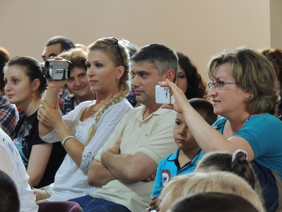 Родные снимают выступления на видео. Родные снимают выступления на видео.