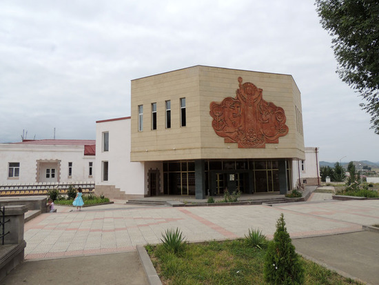 Культурный центр им. Шарля Азнавура в Степанакерте. Культурный центр им. Шарля Азнавура в Степанакерте.