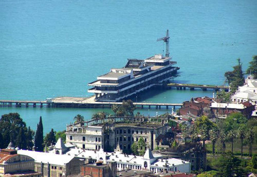 Сухумский морской вокзал. Фото с сайта http://ru.wikipedia.org Сухумский морской вокзал. Фото с сайта http://ru.wikipedia.org