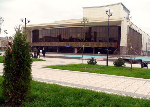 Государственный театрально-концертный зал, Грозный. Фото с сайта www.teptar.com Государственный театрально-концертный зал, Грозный. Фото с сайта www.teptar.com