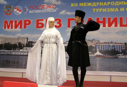 На открытии ХII Международного фестиваля туризма и отдыха «Мир без границ» в Ростове-на-Дону танцуют представители северо-кавказских республик. 16 апреля 2009 года. Фото корреспондента "Кавказского узла" Натальи Баженовой. На открытии ХII Международного фестиваля туризма и отдыха «Мир без границ» в Ростове-на-Дону танцуют представители северо-кавказских республик. 16 апреля 2009 года. Фото корреспондента "Кавказского узла" Натальи Баженовой.