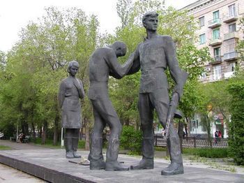 Памятник комсомольцам - защитникам Сталинграда. Фото с сайта http://volgograd.siteedit.ru. Памятник комсомольцам - защитникам Сталинграда. Фото с сайта http://volgograd.siteedit.ru.