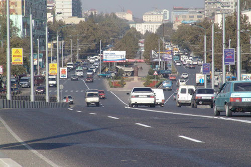 Махачкала, вид с моста на проспект Р.Гамзатова. Фото с сайта www.mkala.ru, автор: Николай Белоусов Махачкала, вид с моста на проспект Р.Гамзатова. Фото с сайта www.mkala.ru, автор: Николай Белоусов