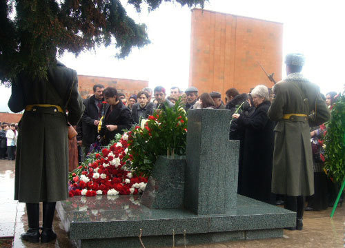 Шествие по улицам Степанакерта в память жертв геноцида, 23 апреля 2009 года. Фото "Кавказского узла" Шествие по улицам Степанакерта в память жертв геноцида, 23 апреля 2009 года. Фото "Кавказского узла"