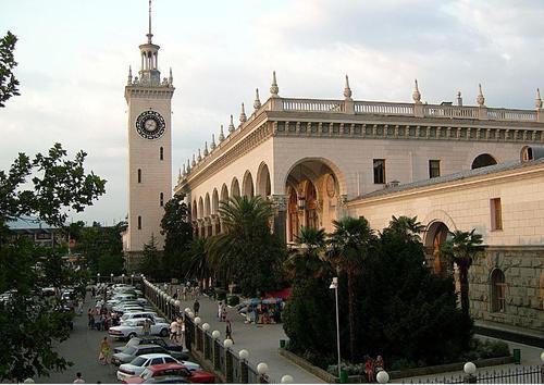 Железнодорожный вокзал города-курорта Сочи. Краснодарский край. Фото 2006 года. Источник: www.parovoz.com Железнодорожный вокзал города-курорта Сочи. Краснодарский край. Фото 2006 года. Источник: www.parovoz.com