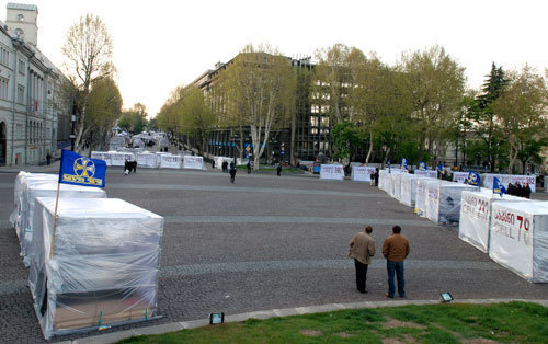 Палаточный городок оппозиции на Площади Свободы, Тбилиси, 26 апреля 2009 года. Фото "Кавказского узла" Палаточный городок оппозиции на Площади Свободы, Тбилиси, 26 апреля 2009 года. Фото "Кавказского узла"