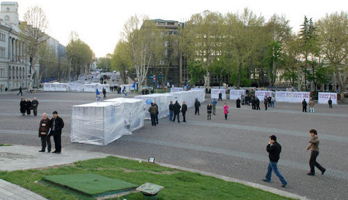 Тбилиси, Площадь Свободы, палаточный городок оппозиции, 26 апреля 2009 года. Фото "Кавказского Узла" Тбилиси, Площадь Свободы, палаточный городок оппозиции, 26 апреля 2009 года. Фото "Кавказского Узла"