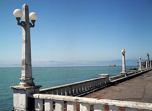Абхазия, Сухуми, берег Чёрного моря. Фото с сайта www.flickr.com/photos/antecanis Абхазия, Сухуми, берег Чёрного моря. Фото с сайта www.flickr.com/photos/antecanis