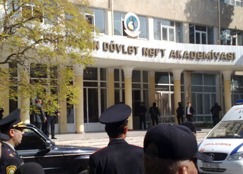 Азербайджан, Баку, полиция у здания АГНИ. Фото "Кавказского узла" Азербайджан, Баку, полиция у здания АГНИ. Фото "Кавказского узла"