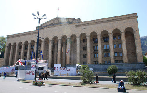Грузия, Тбилиси, здание Парламента, 29 апреля 2009 года. Фото "Кавказского Узла" Грузия, Тбилиси, здание Парламента, 29 апреля 2009 года. Фото "Кавказского Узла"