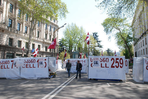 Грузия, Тбилиси, проспект Руставели, 29 апреля 2009 года. Фото "Кавказского Узла" Грузия, Тбилиси, проспект Руставели, 29 апреля 2009 года. Фото "Кавказского Узла"