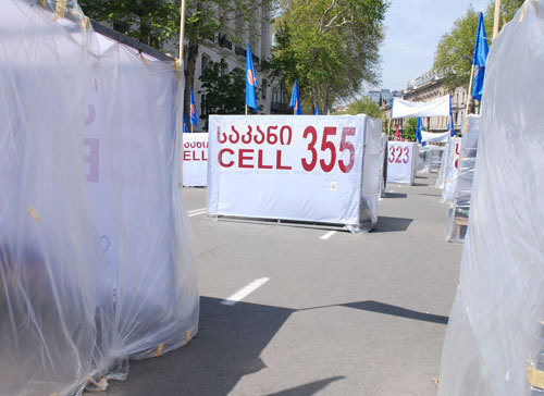 Проспект Руставели, палаточный городок оппозиции. Тбилиси, 29 апреля 2009 года. Фото "Кавказского Узла" Проспект Руставели, палаточный городок оппозиции. Тбилиси, 29 апреля 2009 года. Фото "Кавказского Узла"