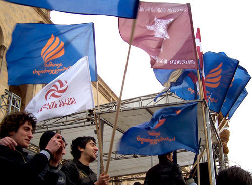 Оппозиция 9 апреля 2009 года перед зданием Парламента Грузии. Фото "Кавказского Узла" Оппозиция 9 апреля 2009 года перед зданием Парламента Грузии. Фото "Кавказского Узла"