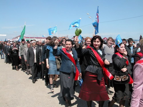 Празднование первомая в Чечне. Грозный 1 мая 2007 года. Фото с сайта www.chechnyafree.ru Празднование первомая в Чечне. Грозный 1 мая 2007 года. Фото с сайта www.chechnyafree.ru
