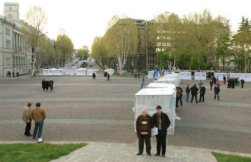 Площадь Свободы, палаточный городок оппозиции. Тбилиси, 26 апреля 2009 года. Фото "Кавказского узла" Площадь Свободы, палаточный городок оппозиции. Тбилиси, 26 апреля 2009 года. Фото "Кавказского узла"