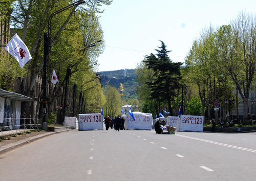 Тбилиси, проспект Руставели, палаточный городок оппозиции, 29 апреля 2009 года. Фото "Кавказского Узла" Тбилиси, проспект Руставели, палаточный городок оппозиции, 29 апреля 2009 года. Фото "Кавказского Узла"