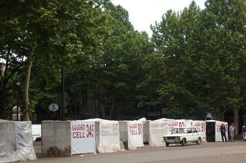 Тбилиси, площадь Свободы, палаточный городок оппозиции, 15 мая 2009 года. Фото "Кавказского Узла" Тбилиси, площадь Свободы, палаточный городок оппозиции, 15 мая 2009 года. Фото "Кавказского Узла"